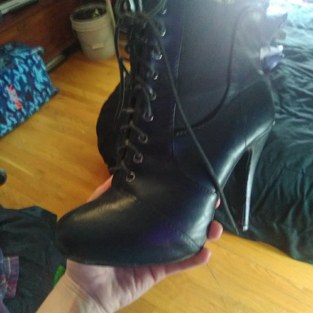 Shoes - Picture 4 of 6